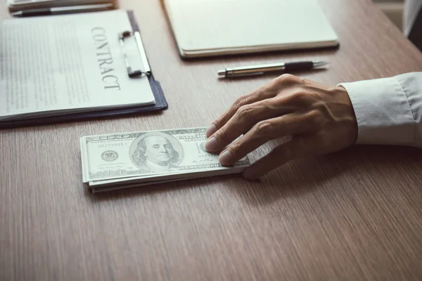 Ortak satışı ve hande sözleşmede bir sahtekarlık yaptı