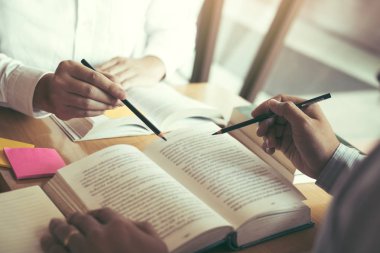 Des'te birlikte okuyan Asyalı genç üniversite öğrencileri