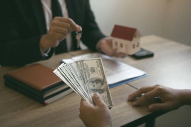 Ev modeli ve mone veren yeni ev sahibi işadamı teslim