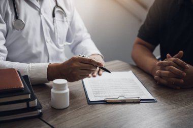 Doktor klinikte kıdemli bir hastayla konuşuyor..