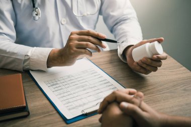 Bir hap şişesi tutan ve seni ile konuşan emin Doktor adam