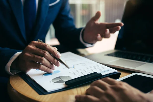 İki işadamları tartışıyor ve performansını analiz 