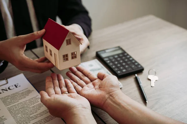 Agente imobiliário parabéns ao novo comprador, dando casa m — Fotografia de Stock