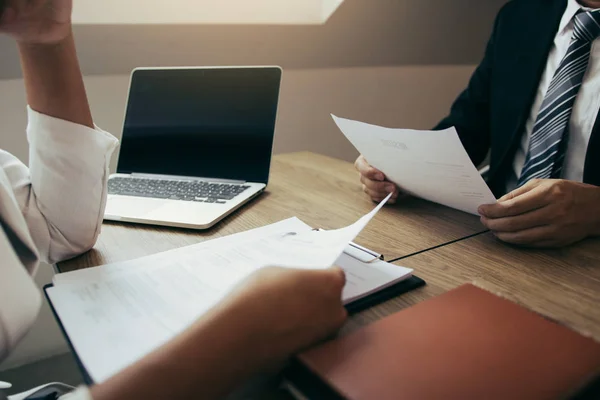 Los empleados están explicando acerca de su experiencia laboral pasada para jo — Foto de Stock