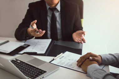 Takım elbise çift el hareketi işadamı profesyonel adam akıllı bir