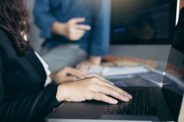 İki yazılım geliştiricileri birlikte kod wr hakkında analiz