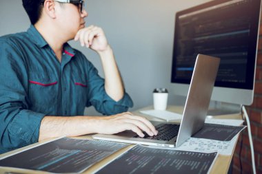 Programlama ve kodlama bir softwa çalışan teknoloji geliştirme