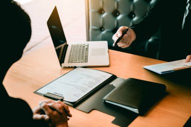 Şirket yöneticisi kalemi yeni çalışana kompanzona gönderiyor.