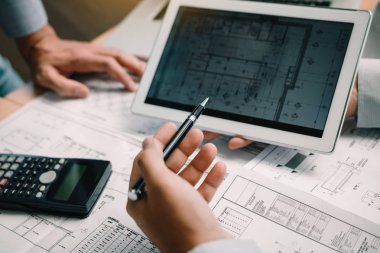 İki birlikte çalışan ve dijital tablet arıyorum bana yardımcı olanvarmı kullanarak mühendislik