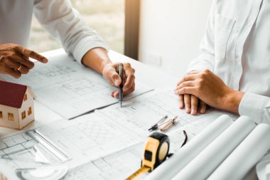 Bir proje üzerinde çalışan ortaklık mühendislik adamı veya iş arkadaşları