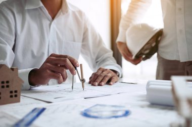 İki mühendislik birlikte çalışma ve pusula görünümlü bluep kullanarak