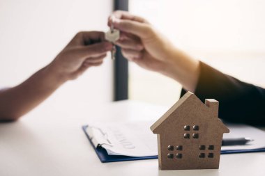 Emlakçı el yeni ev sahipleri için anahtar geçer