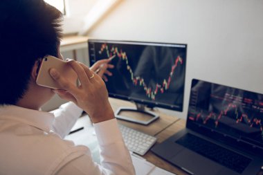 Telefon ve iş stoc kontrol aracı tüccar adam