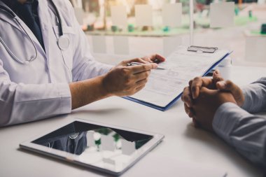 Doktor c 'de hastaya randevu mektubu yazıyor