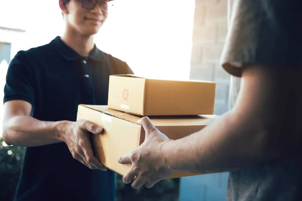 Primer plano del personal de carga manos están entregando cajas de cartón ingenio — Foto de Stock