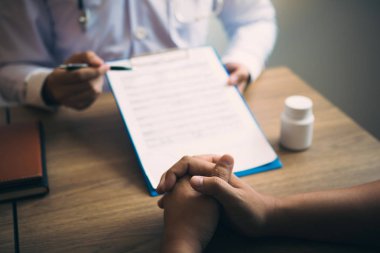 Doktor el tutan kalem not pa hasta geçmişi listesi işaret