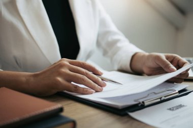 Kadın çalışanı, EMP 'nin istihdam geçmişini anlatıyor