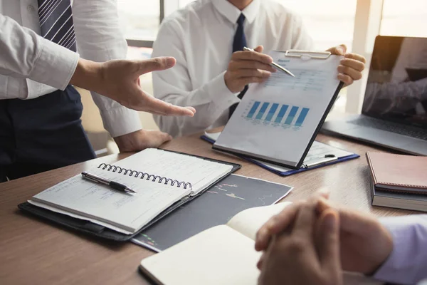 Los colegas socios están hablando de los resultados en el documento — Foto de Stock