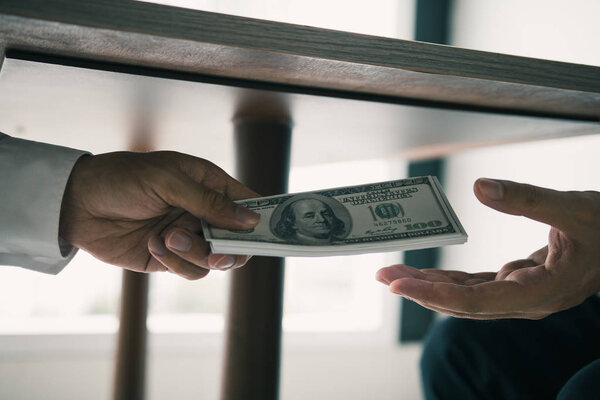 Предприниматели получают деньги под стол, что является взяткой
