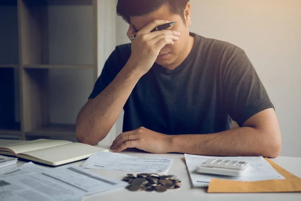 Los hombres asiáticos están estresados por problemas financieros, con facturas a —  Fotos de Stock