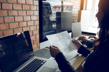 İki yazılım geliştiricileri birlikte zekâ çalışmak için bilgisayar kullanıyor