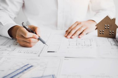 Mimarlar planları ile çalışan ve proje togeth tartışıyor