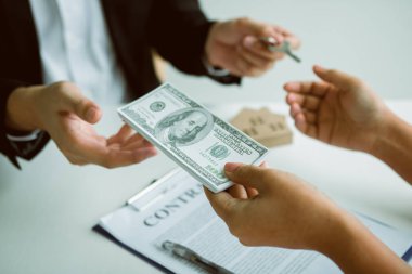 Ev satış brokerları ve gayrimenkul yatırımcıları ile alışverişi vardır