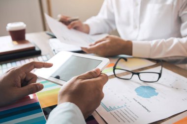 Şirket financ grafiğine işaret eden iş ortaklığı