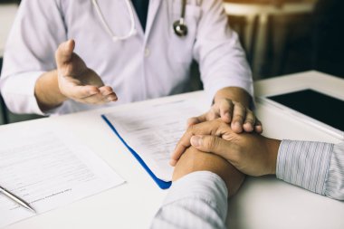 Doktor el ele tutuşur ve teselli danışmanlarını hastalara bırakır..