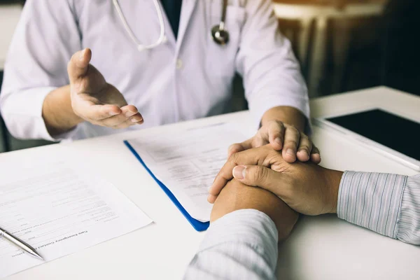 El médico toma de la mano y deja consejeros reconfortantes para el paciente. — Foto de Stock