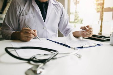 Hasta geçmiş listesi yazı Not defteri üzerinde kalem tutan doktor el