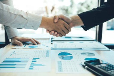 Girişimciler işbirliği anlaşma titreyen ellerde modern bir memur