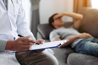 Kalem yazma el doktor yakın ve pa ziyarete geldi