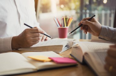 Des'te birlikte okuyan Asyalı genç üniversite öğrencileri