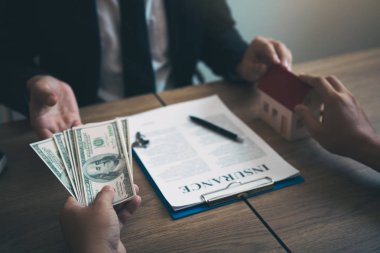 Ev satış brokerları ve gayrimenkul yatırımcıları ile alışverişi vardır