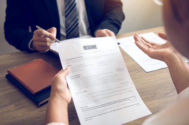 Takım elbise çift el hareketi işadamı profesyonel adam akıllı bir