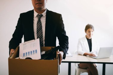 Ofis temininde duran erkek çalışanile ön görünüm