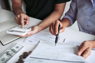 İki Asya çiftler ve erkekler ve kadınlar vardır birlikte analiz Expen