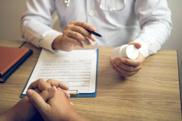 Selbstbewusster Arzt mit Tablettenflasche und Gespräch mit seni — Stockfoto