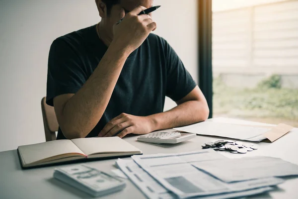 Aziatische mannen worden gestrest over financiële problemen, met facturen een — Stockfoto