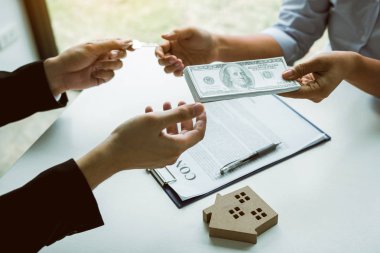 Ev satış brokerları ve gayrimenkul yatırımcıları ile alışverişi vardır