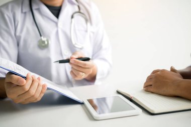 Doktor c 'de hastaya randevu mektubu yazıyor