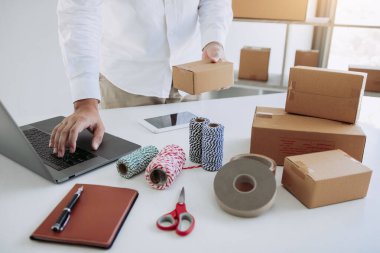 Küçük işletme sahibi girişimci Sme 'yi başlat, dizüstü bilgisayar kullanarak