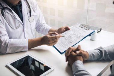 Doktor c 'de hastaya randevu mektubu yazıyor