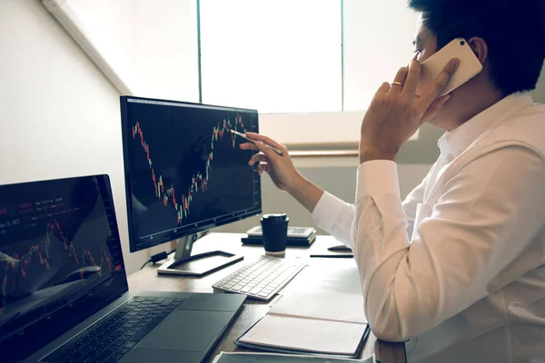 Agent trader man pratar i telefon och kontrollera business stoc — Stockfoto