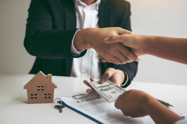 İş ev satış acentaları ve alıcılar yeni evler ve Şeki imzalama