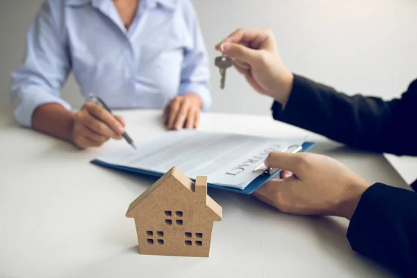 Emlakçı el yeni ev sahipleri için anahtar geçer