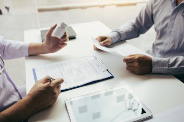 Bir hap şişesi tutan ve seni ile konuşan emin Doktor adam