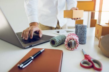 Küçük işletme sahibi girişimci Sme 'yi başlat, dizüstü bilgisayar kullanarak