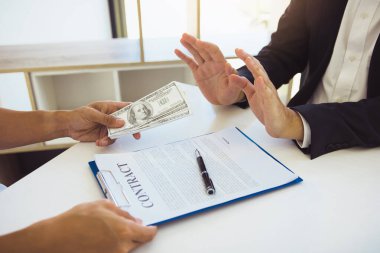 İş ortakları için girişimciler sahte para göndermek, 